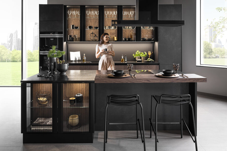 main image: Kuchnia ze skosem – aranżacje i funkcjonalne rozwiązania na poddasze